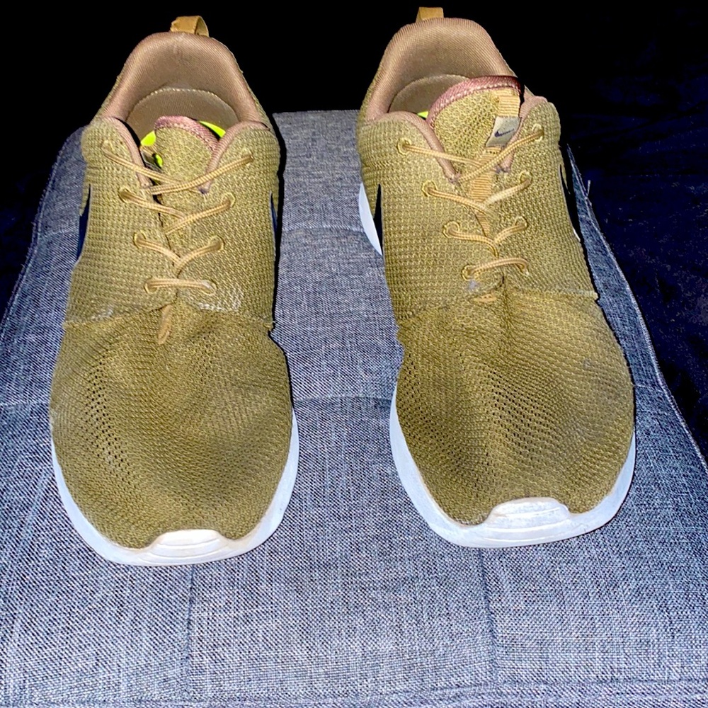 Nike Roshe Run Size: 10 1/2 Men/ 12 Wmns
